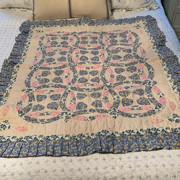 Other - NWOT Double Wedding Ring Pattern Quilt